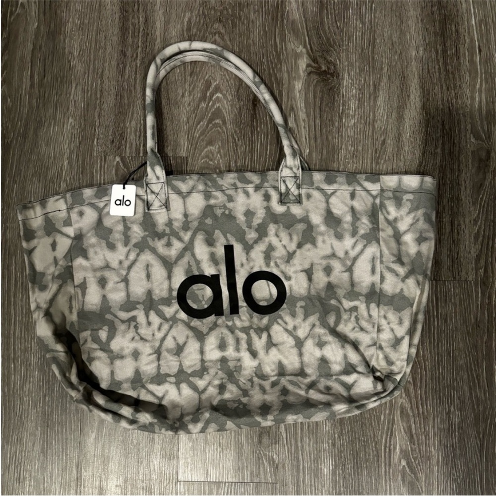 NWT Alo Yoga tiedye tote brand new sold out extra large throw all in bag purse